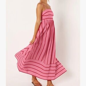 CLEARANCE ❤️ ADORABLE DRESS WITH POCKETS AND BACK OPENING. CUTE AND COMFY!!